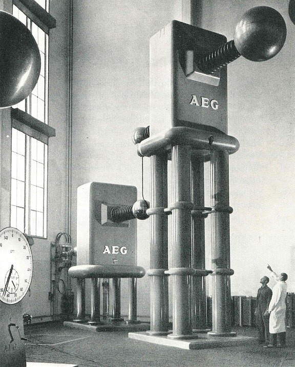 AEG-Ingenieure vor dem Prüftransformator