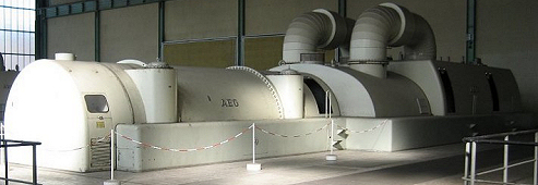 AEG-Generator und AEG-Turbine in der Maschinenhalle eines Kraftwerkes